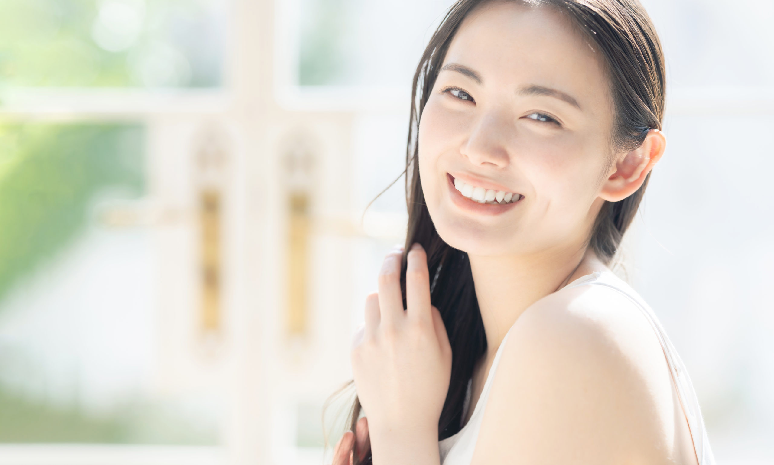 ヘアトリートメントをする女性