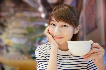 カップを持つ女性